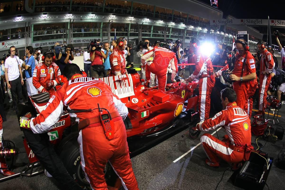 28.09.2008 Singapore City, Singapore,
Felipe Massa (BRA), Scuderia Ferrari  - Formula 1 World Championship, Rd 15, Singapore Grand Prix, Sunday Pre-Race Grid - www.xpb.cc, EMail: info@xpb.cc - copy of publication required for printed pictures. Every used picture is fee-liable. © Copyright: Charniaux / xpb.cc