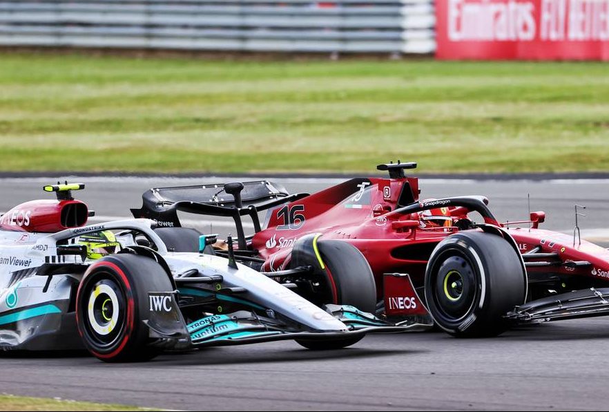 Lewis Hamilton (GBR) Mercedes AMG F1 W13 and Charles Leclerc (MON) Ferrari F1-75 battle for position. 03.07.2022. Formula 1 World Championship, Rd 10, British Grand Prix, Silverstone, England, Race Day. - www.xpbimages.com, EMail: requests@xpbimages.com © Copyright: Davenport / XPB Images