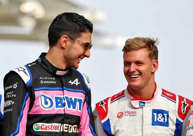 (L to R): Fernando Alonso (ESP) Alpine F1 Team; Esteban Ocon (FRA) Alpine F1 Team; and Mick Schumacher (GER) Haas F1 Team, at the end of year drivers' photograph. 20.11.2022. Formula 1 World Championship, Rd 22, Abu Dhabi Grand Prix, Yas Marina Circuit, Abu Dhabi, Race Day. - www.xpbimages.com, EMail: requests@xpbimages.com © Copyright: Batchelor / XPB Images