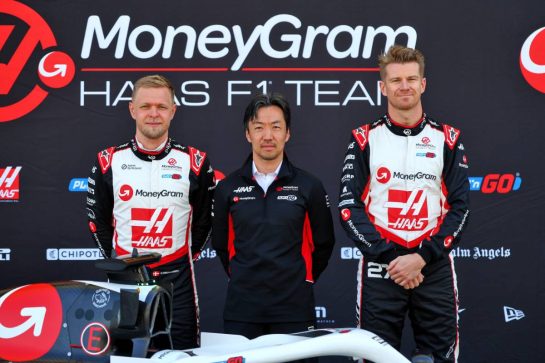 (L to R): Kevin Magnussen (DEN) Haas F1 Team with Ayao Komatsu (JPN) Haas F1 Team Principal and Nico Hulkenberg (GER) Haas F1 Team.
21.02.2024. Formula 1 Testing, Sakhir, Bahrain, Day One.
- www.xpbimages.com, EMail: requests@xpbimages.com © Copyright: Batchelor / XPB Images