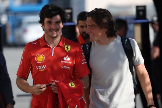 (L to R): Carlos Sainz Jr (ESP) Ferrari with Roberto Mehri (ESP).
21.02.2024. Formula 1 Testing, Sakhir, Bahrain, Day One.
- www.xpbimages.com, EMail: requests@xpbimages.com © Copyright: Bearne / XPB Images