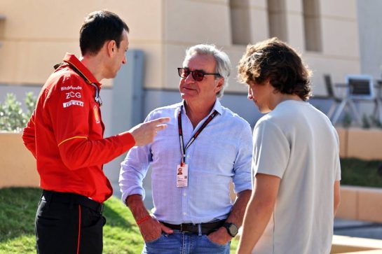 Carlos Sainz (ESP) and Roberto Mehri (ESP).
21.02.2024. Formula 1 Testing, Sakhir, Bahrain, Day One.
- www.xpbimages.com, EMail: requests@xpbimages.com © Copyright: Moy / XPB Images