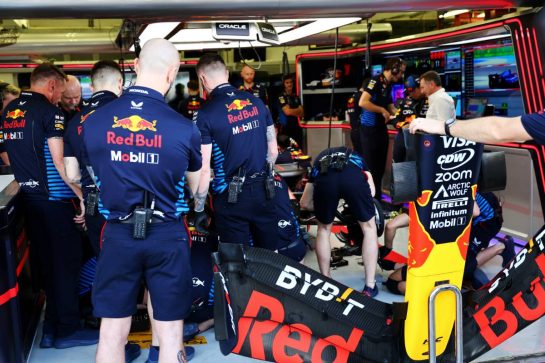 Sergio Perez (MEX) Red Bull Racing RB20 in the pits with a brake issue.
22.02.2024. Formula 1 Testing, Sakhir, Bahrain, Day Two.
- www.xpbimages.com, EMail: requests@xpbimages.com © Copyright: Batchelor / XPB Images