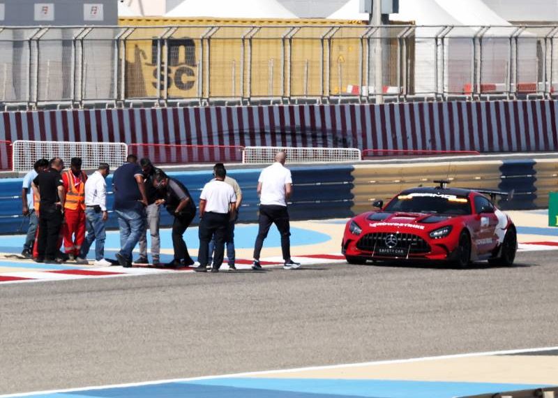Circuit workers inspect the circuit for a damaged drain cover at turn 11. 22.02.2024. Formula 1 Testing, Sakhir, Bahrain, Day Two. - www.xpbimages.com, EMail: requests@xpbimages.com © Copyright: Bearne / XPB Images