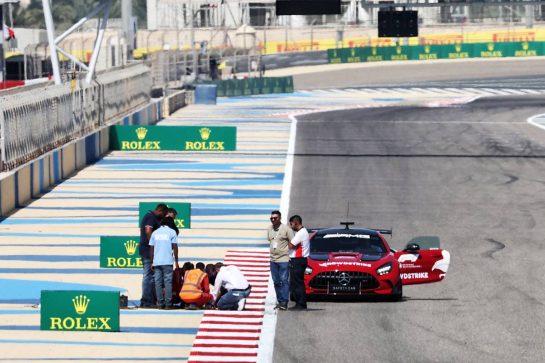 Circuit workers inspect the circuit for a damaged drain cover at turn 11.
22.02.2024. Formula 1 Testing, Sakhir, Bahrain, Day Two.
- www.xpbimages.com, EMail: requests@xpbimages.com © Copyright: Bearne / XPB Images