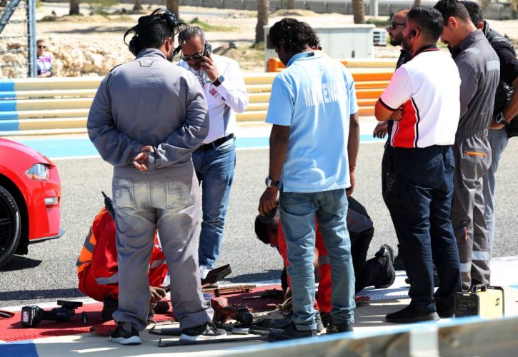 Circuit workers repair a damaged drain cover at turn 11. 22.02.2024. Formula 1 Testing, Sakhir, Bahrain, Day Two. - www.xpbimages.com, EMail: requests@xpbimages.com © Copyright: Bearne / XPB Images