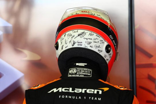 Lando Norris (GBR) McLaren - helmet.
23.02.2024. Formula 1 Testing, Sakhir, Bahrain, Day Three.
 - www.xpbimages.com, EMail: requests@xpbimages.com © Copyright: Coates / XPB Images
