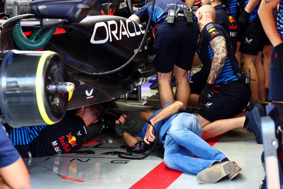 Adrian Newey (GBR) Red Bull Racing Chief Technical Officer looks under the Red Bull Racing RB20 of Sergio Perez (MEX) Red Bull Racing after he lifted a drain cover at turn 11.
23.02.2024. Formula 1 Testing, Sakhir, Bahrain, Day Three.
- www.xpbimages.com, EMail: requests@xpbimages.com © Copyright: Batchelor / XPB Images
