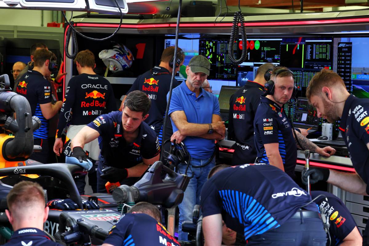Adrian Newey (GBR) Red Bull Racing Chief Technical Officer watches mechanics with the Red Bull Racing RB20. 23.02.2024. Formula 1 Testing, Sakhir, Bahrain, Day Three. - www.xpbimages.com, EMail: requests@xpbimages.com © Copyright: Coates / XPB Images