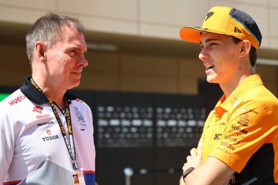 (L to R): Alan Permane (GBR) RB Sporting Director with Oscar Piastri (AUS) McLaren.
29.02.2024. Formula 1 World Championship, Rd 1, Bahrain Grand Prix, Sakhir, Bahrain, Practice Day
- www.xpbimages.com, EMail: requests@xpbimages.com © Copyright: Batchelor / XPB Images