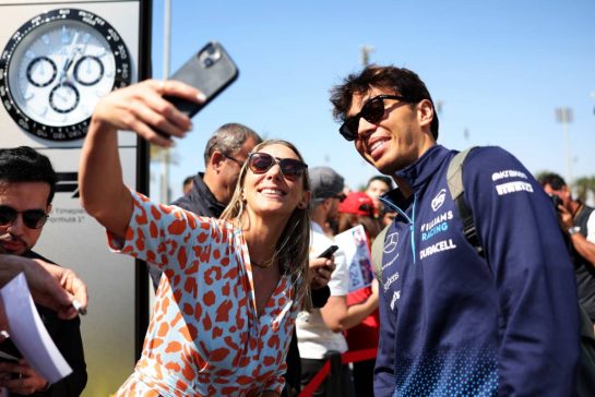 Alexander Albon (THA) Williams Racing with fans.
01.03.2024. Formula 1 World Championship, Rd 1, Bahrain Grand Prix, Sakhir, Bahrain, Qualifying Day.
- www.xpbimages.com, EMail: requests@xpbimages.com © Copyright: Bearne / XPB Images