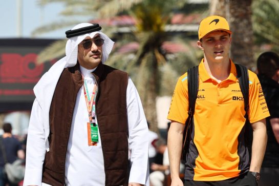 Oscar Piastri (AUS) McLaren (Right).
01.03.2024. Formula 1 World Championship, Rd 1, Bahrain Grand Prix, Sakhir, Bahrain, Qualifying Day.
- www.xpbimages.com, EMail: requests@xpbimages.com © Copyright: Batchelor / XPB Images