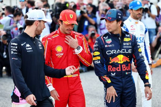 (L to R): Pierre Gasly (FRA) Alpine F1 Team with Carlos Sainz Jr (ESP) Ferrari and Sergio Perez (MEX) Red Bull Racing.
02.03.2024. Formula 1 World Championship, Rd 1, Bahrain Grand Prix, Sakhir, Bahrain, Race Day.
- www.xpbimages.com, EMail: requests@xpbimages.com © Copyright: Batchelor / XPB Images