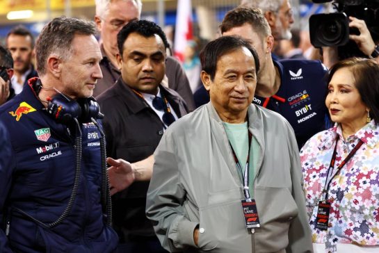 (L to R): Christian Horner (GBR) Red Bull Racing Team Principal on the grid with Chalerm Yoovidhya (THA) Red Bull Racing Co-Owner and his wife.
02.03.2024. Formula 1 World Championship, Rd 1, Bahrain Grand Prix, Sakhir, Bahrain, Race Day.
- www.xpbimages.com, EMail: requests@xpbimages.com © Copyright: Batchelor / XPB Images