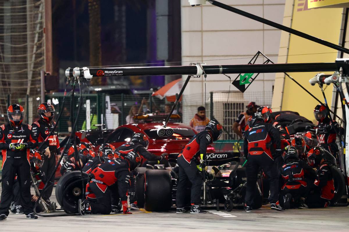 Nico Hulkenberg (GER) Haas VF-24 makes a pit stop. 02.03.2024. Formula 1 World Championship, Rd 1, Bahrain Grand Prix, Sakhir, Bahrain, Race Day. - www.xpbimages.com, EMail: requests@xpbimages.com © Copyright: Batchelor / XPB Images