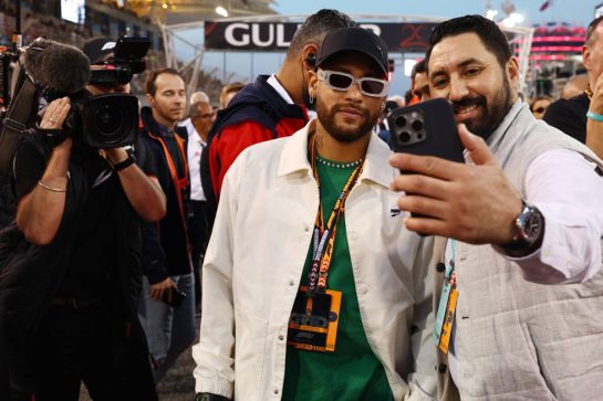 Neymar (BRA) Football Player on the grid.
02.03.2024. Formula 1 World Championship, Rd 1, Bahrain Grand Prix, Sakhir, Bahrain, Race Day.
- www.xpbimages.com, EMail: requests@xpbimages.com © Copyright: Batchelor / XPB Images