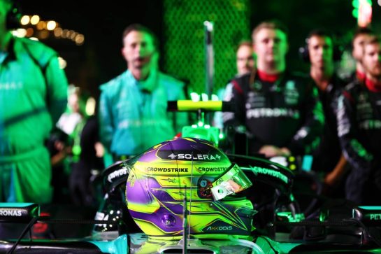 The helmet of Lewis Hamilton (GBR) Mercedes AMG F1 W15 on the grid.
09.03.2024. Formula 1 World Championship, Rd 2, Saudi Arabian Grand Prix, Jeddah, Saudi Arabia, Race Day.
- www.xpbimages.com, EMail: requests@xpbimages.com © Copyright: Batchelor / XPB Images