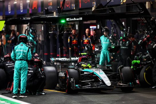 Lewis Hamilton (GBR) Mercedes AMG F1 W15 makes a pit stop.
09.03.2024. Formula 1 World Championship, Rd 2, Saudi Arabian Grand Prix, Jeddah, Saudi Arabia, Race Day.
- www.xpbimages.com, EMail: requests@xpbimages.com © Copyright: Batchelor / XPB Images