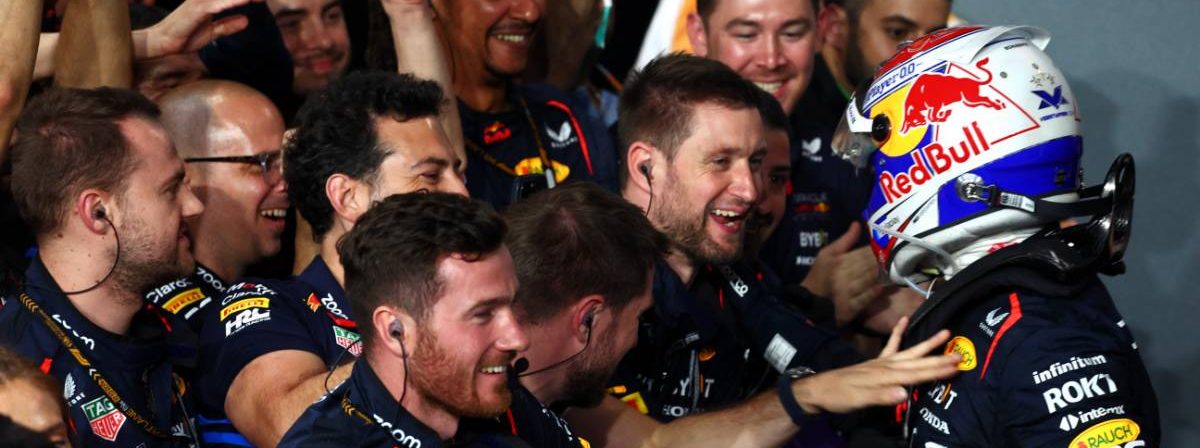 Race winner Max Verstappen (NLD) Red Bull Racing celebrates with the team in parc ferme. 09.03.2024. Formula 1 World Championship, Rd 2, Saudi Arabian Grand Prix, Jeddah, Saudi Arabia, Race Day. - www.xpbimages.com, EMail: requests@xpbimages.com © Copyright: Batchelor / XPB Images
