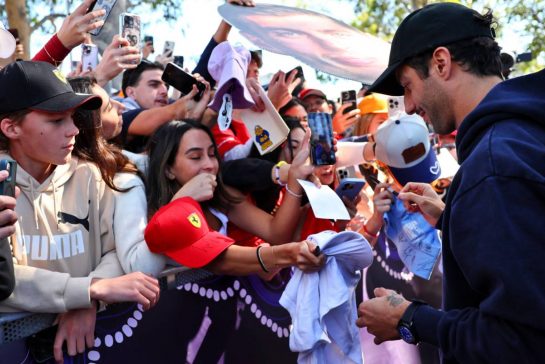 Daniel Ricciardo (AUS) RB with fans.
21.03.2024. Formula 1 World Championship, Rd 3, Australian Grand Prix, Albert Park, Melbourne, Australia, Preparation Day.
- www.xpbimages.com, EMail: requests@xpbimages.com © Copyright: Batchelor / XPB Images