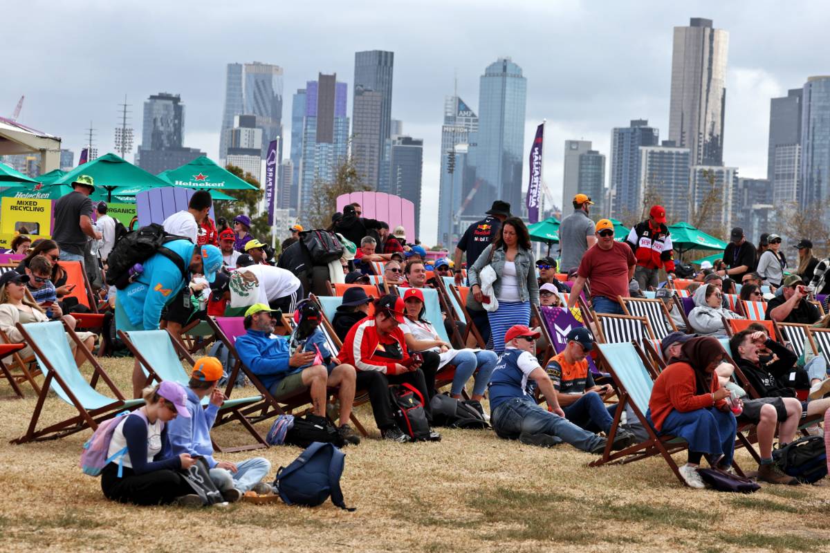 Circuit atmosphere - fans.
23.03.2024. Formula 1 World Championship, Rd 3, Australian Grand Prix, Albert Park, Melbourne, Australia, Qualifying Day.
- www.xpbimages.com, EMail: requests@xpbimages.com © Copyright: Moy / XPB Images
