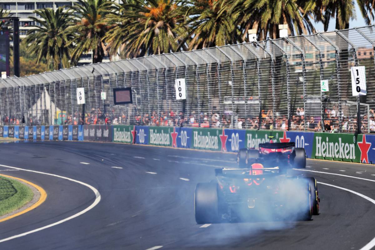 Max Verstappen (NLD) Red Bull Racing RB20 with a smoking rear brake that led to his retirement.
24.03.2024. Formula 1 World Championship, Rd 3, Australian Grand Prix, Albert Park, Melbourne, Australia, Race Day.
- www.xpbimages.com, EMail: requests@xpbimages.com © Copyright: Bearne / XPB Images