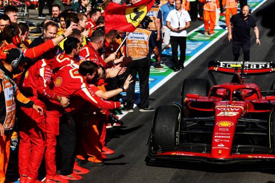 Race winner Carlos Sainz Jr (ESP) Ferrari SF-24 passes the team as he enters parc ferme at the end of the race.
24.03.2024. Formula 1 World Championship, Rd 3, Australian Grand Prix, Albert Park, Melbourne, Australia, Race Day.
- www.xpbimages.com, EMail: requests@xpbimages.com © Copyright: Batchelor / XPB Images
