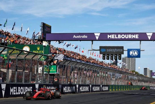 Race winner Carlos Sainz Jr (ESP) Ferrari SF-24 takes the chequered flag at the end of the race.
24.03.2024. Formula 1 World Championship, Rd 3, Australian Grand Prix, Albert Park, Melbourne, Australia, Race Day.
- www.xpbimages.com, EMail: requests@xpbimages.com © Copyright: Moy / XPB Images