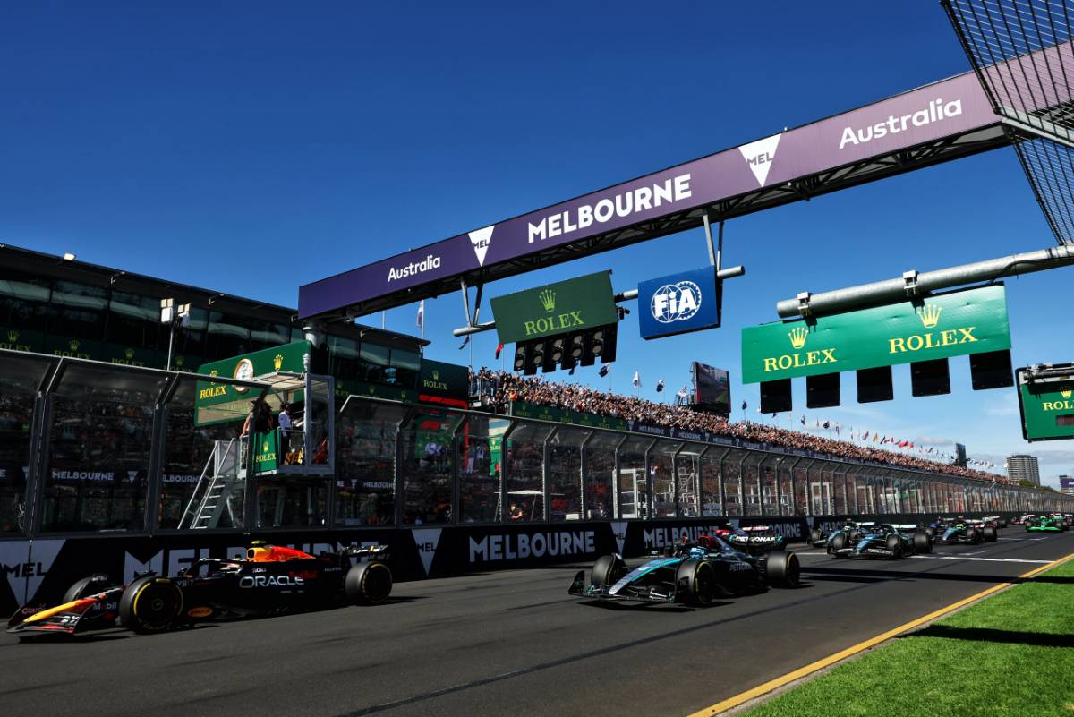 Sergio Perez (MEX) Red Bull Racing RB20 and George Russell (GBR) Mercedes AMG F1 W15 at the start of the race. 24.03.2024. Formula 1 World Championship, Rd 3, Australian Grand Prix, Albert Park, Melbourne, Australia, Race Day. - www.xpbimages.com, EMail: requests@xpbimages.com © Copyright: Moy / XPB Images