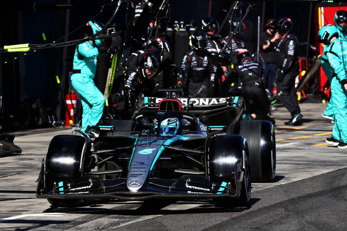 George Russell (GBR) Mercedes AMG F1 W15 makes a pit stop.
24.03.2024. Formula 1 World Championship, Rd 3, Australian Grand Prix, Albert Park, Melbourne, Australia, Race Day.
- www.xpbimages.com, EMail: requests@xpbimages.com © Copyright: Batchelor / XPB Images