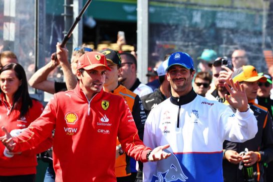 (L to R): Carlos Sainz Jr (ESP) Ferrari and Daniel Ricciardo (AUS) RB on the drivers' parade.
24.03.2024. Formula 1 World Championship, Rd 3, Australian Grand Prix, Albert Park, Melbourne, Australia, Race Day.
- www.xpbimages.com, EMail: requests@xpbimages.com © Copyright: Coates / XPB Images