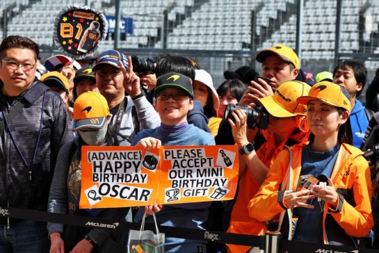 Circuit atmosphere - Oscar Piastri (AUS) McLaren fans.
04.04.2024. Formula 1 World Championship, Rd 4, Japanese Grand Prix, Suzuka, Japan, Preparation Day.
- www.xpbimages.com, EMail: requests@xpbimages.com © Copyright: Moy / XPB Images