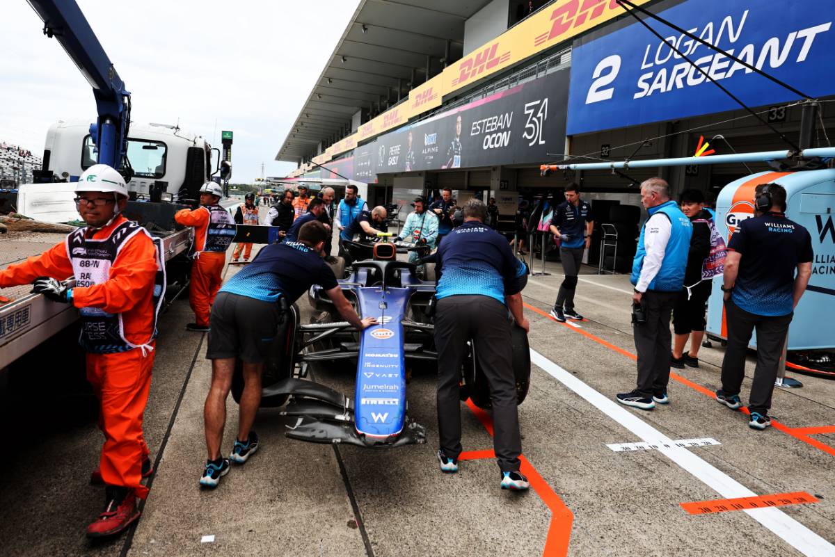 The damaged Williams Racing FW46 of Logan Sargeant (USA) Williams Racing is recovered back to the pits on the back of a truck after he crashed in the first practice session. 05.04.2024. Formula 1 World Championship, Rd 4, Japanese Grand Prix, Suzuka, Japan, Practice Day. - www.xpbimages.com, EMail: requests@xpbimages.com © Copyright: Moy / XPB Images