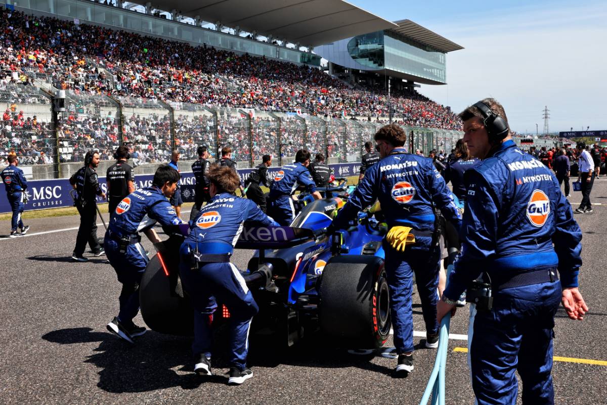 Alexander Albon (THA) Williams Racing FW46 on the grid. 07.04.2024. Formula 1 World Championship, Rd 4, Japanese Grand Prix, Suzuka, Japan, Race Day. - www.xpbimages.com, EMail: requests@xpbimages.com © Copyright: Batchelor / XPB Images