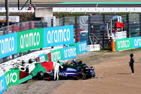 Daniel Ricciardo (AUS) RB VCARB 01 and Alexander Albon (THA) Williams Racing FW46 crashed at the start of the race.
07.04.2024. Formula 1 World Championship, Rd 4, Japanese Grand Prix, Suzuka, Japan, Race Day.
- www.xpbimages.com, EMail: requests@xpbimages.com © Copyright: Charniaux / XPB Images