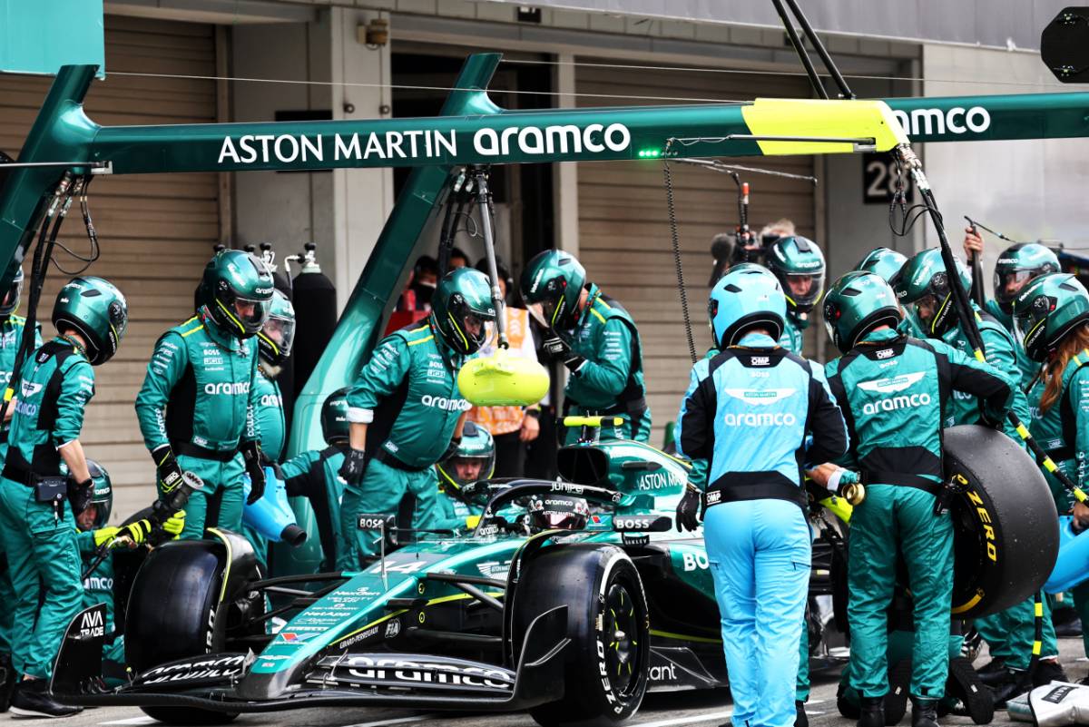 Fernando Alonso (ESP) Aston Martin F1 Team AMR24 makes a pit stop. 07.04.2024. Formula 1 World Championship, Rd 4, Japanese Grand Prix, Suzuka, Japan, Race Day. - www.xpbimages.com, EMail: requests@xpbimages.com © Copyright: Batchelor / XPB Images