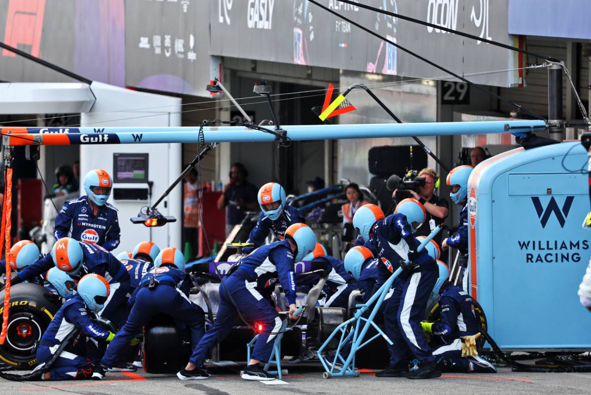 Logan Sargeant (USA) Williams Racing FW46 makes a pit stop.
07.04.2024. Formula 1 World Championship, Rd 4, Japanese Grand Prix, Suzuka, Japan, Race Day.
- www.xpbimages.com, EMail: requests@xpbimages.com © Copyright: Batchelor / XPB Images