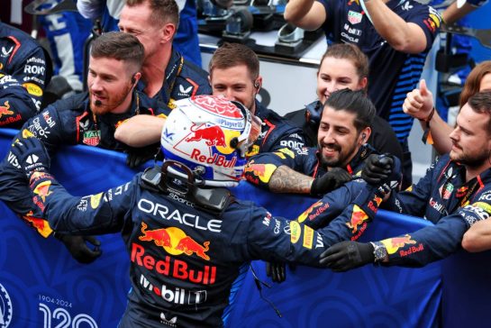 Race winner Max Verstappen (NLD) Red Bull Racing celebrates with the team in parc ferme.
07.04.2024. Formula 1 World Championship, Rd 4, Japanese Grand Prix, Suzuka, Japan, Race Day.
- www.xpbimages.com, EMail: requests@xpbimages.com © Copyright: Moy / XPB Images