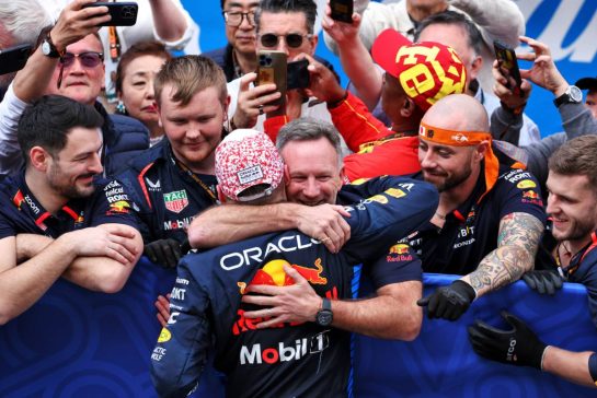 Race winner Max Verstappen (NLD) Red Bull Racing celebrates with Christian Horner (GBR) Red Bull Racing Team Principal and the team in parc ferme.
07.04.2024. Formula 1 World Championship, Rd 4, Japanese Grand Prix, Suzuka, Japan, Race Day.
- www.xpbimages.com, EMail: requests@xpbimages.com © Copyright: Moy / XPB Images