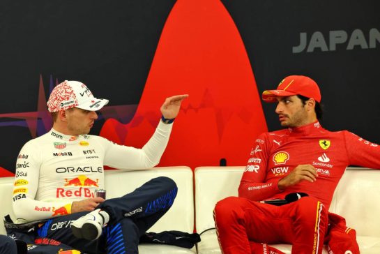 (L to R): Max Verstappen (NLD) Red Bull Racing and Carlos Sainz Jr (ESP) Ferrari, in the post race FIA Press Conference.
07.04.2024. Formula 1 World Championship, Rd 4, Japanese Grand Prix, Suzuka, Japan, Race Day.
 - www.xpbimages.com, EMail: requests@xpbimages.com © Copyright: Coates / XPB Images