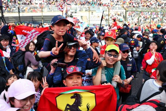 Circuit atmosphere - fans at the podium.
07.04.2024. Formula 1 World Championship, Rd 4, Japanese Grand Prix, Suzuka, Japan, Race Day.
 - www.xpbimages.com, EMail: requests@xpbimages.com © Copyright: Coates / XPB Images