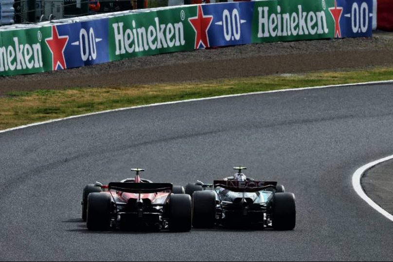 Carlos Sainz Jr (ESP) Ferrari SF-24 and Lewis Hamilton (GBR) Mercedes AMG F1 W15 battle for position. 07.04.2024. Formula 1 World Championship, Rd 4, Japanese Grand Prix, Suzuka, Japan, Race Day. - www.xpbimages.com, EMail: requests@xpbimages.com © Copyright: Coates / XPB Images