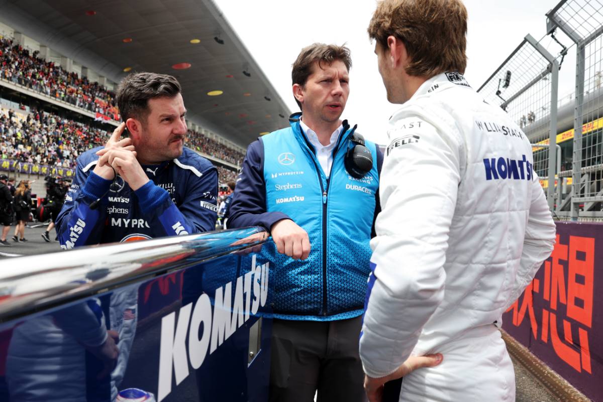 (De izquierda a derecha): James Vowles (GBR) Director del equipo Williams Racing y Logan Sargeant (EE.UU.) Williams Racing en la parrilla.  20.04.2024.  Campeonato Mundial de Fórmula 1, Ronda 5, Gran Premio de China, Shanghai, China, Sprint y Jornada de Clasificación.  - www.xpbimages.com, correo electrónico: request@xpbimages.com © Copyright: Bearne / XPB Images