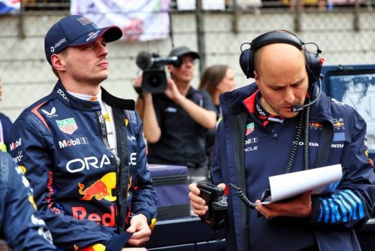 Max Verstappen (NLD) Red Bull Racing with Gianpiero Lambiase (ITA) Red Bull Racing Engineer on the grid.
21.04.2024. Formula 1 World Championship, Rd 5, Chinese Grand Prix, Shanghai, China, Race Day.
- www.xpbimages.com, EMail: requests@xpbimages.com © Copyright: Batchelor / XPB Images