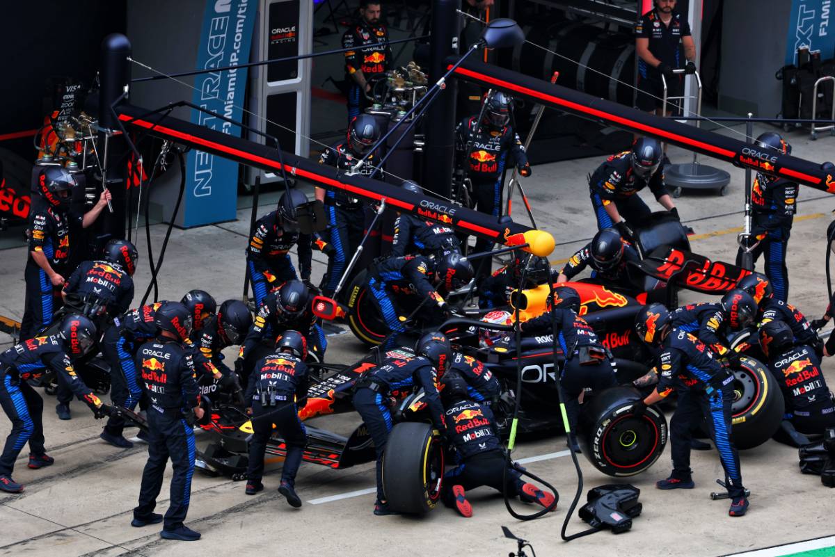 Max Verstappen (NLD) Red Bull Racing RB20 makes a pit stop. 21.04.2024. Formula 1 World Championship, Rd 5, Chinese Grand Prix, Shanghai, China, Race Day. - www.xpbimages.com, EMail: requests@xpbimages.com © Copyright: Coates / XPB Images
