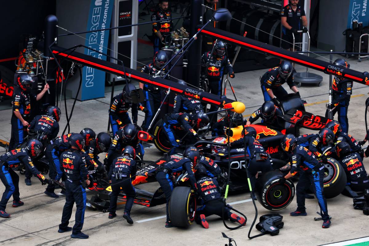Max Verstappen (NLD) Red Bull Racing RB20 makes a pit stop.
21.04.2024. Formula 1 World Championship, Rd 5, Chinese Grand Prix, Shanghai, China, Race Day.
 - www.xpbimages.com, EMail: requests@xpbimages.com © Copyright: Coates / XPB Images