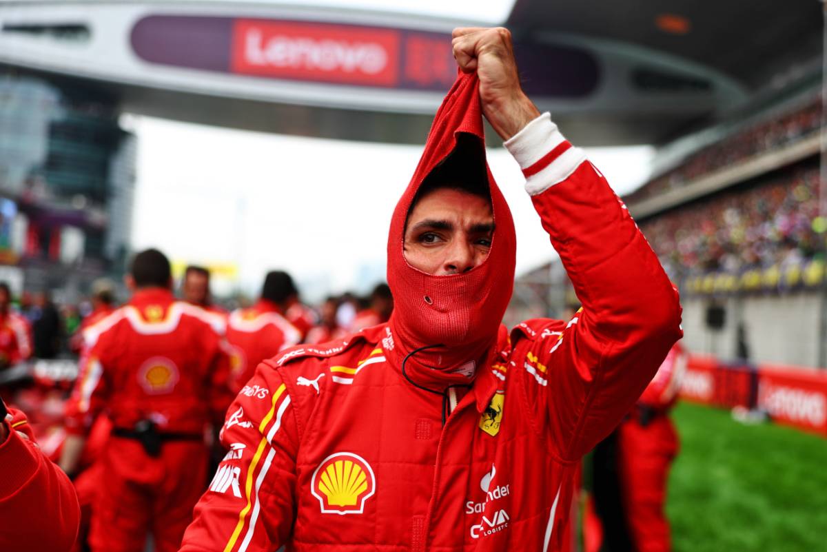 Carlos Sainz Jr (ESP) Ferrari on the grid. 21.04.2024. Formula 1 World Championship, Rd 5, Chinese Grand Prix, Shanghai, China, Race Day. - www.xpbimages.com, EMail: requests@xpbimages.com © Copyright: Coates / XPB Images