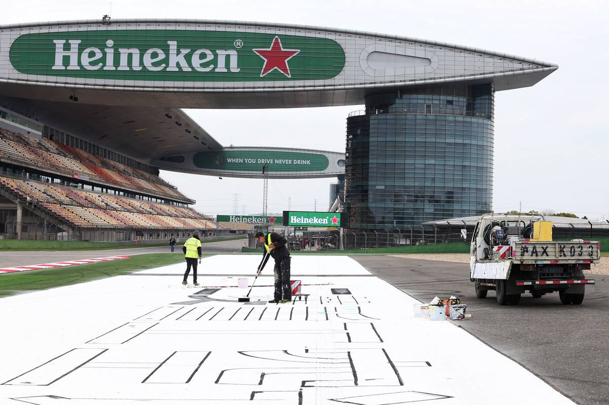 Circuit atmosphere - track painting. 11.04.2019. Formula 1 World Championship, Rd 3, Chinese Grand Prix, Shanghai, China, Preparation Day. - www.xpbimages.com, EMail: requests@xpbimages.com - copy of publication required for printed pictures. Every used picture is fee-liable. © Copyright: Moy / XPB Images