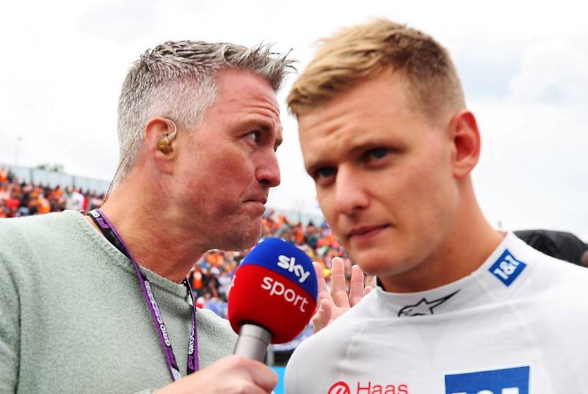 (De L a R): Ralf Schumacher (GER) Sky Sport Presentador con Mick Schumacher (GER) Haas F1 Team en la parrilla.  31.07.2022.  Campeonato Mundial de Fórmula 1, Ronda 13, Gran Premio de Hungría, Budapest, Hungría, Día de la Carrera.  - www.xpbimages.com, correo electrónico: request@xpbimages.com © Copyright: Coates / XPB Images