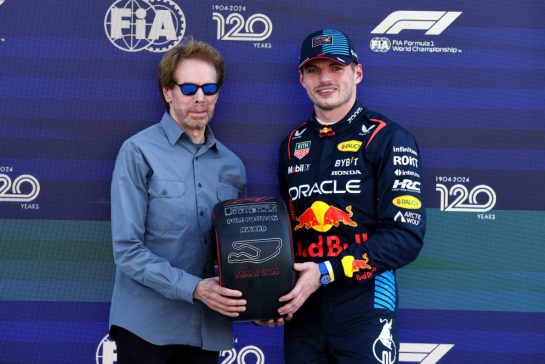 (L to R): Jerry Bruckheimer (USA) Film Producer presents the Pirelli Pole Position Award to Max Verstappen (NLD) Red Bull Racing in qualifying parc ferme.
04.05.2024. Formula 1 World Championship, Rd 6, Miami Grand Prix, Miami, Florida, USA, Sprint and Qualifying Day.
- www.xpbimages.com, EMail: requests@xpbimages.com © Copyright: Moy / XPB Images